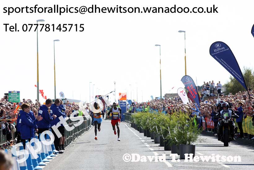 Stanley Biwott and Mo Farah sprint for the finishing line in the mens Morrisons Great North Run. Photo: David T. Hewitson/Sports for All Pics